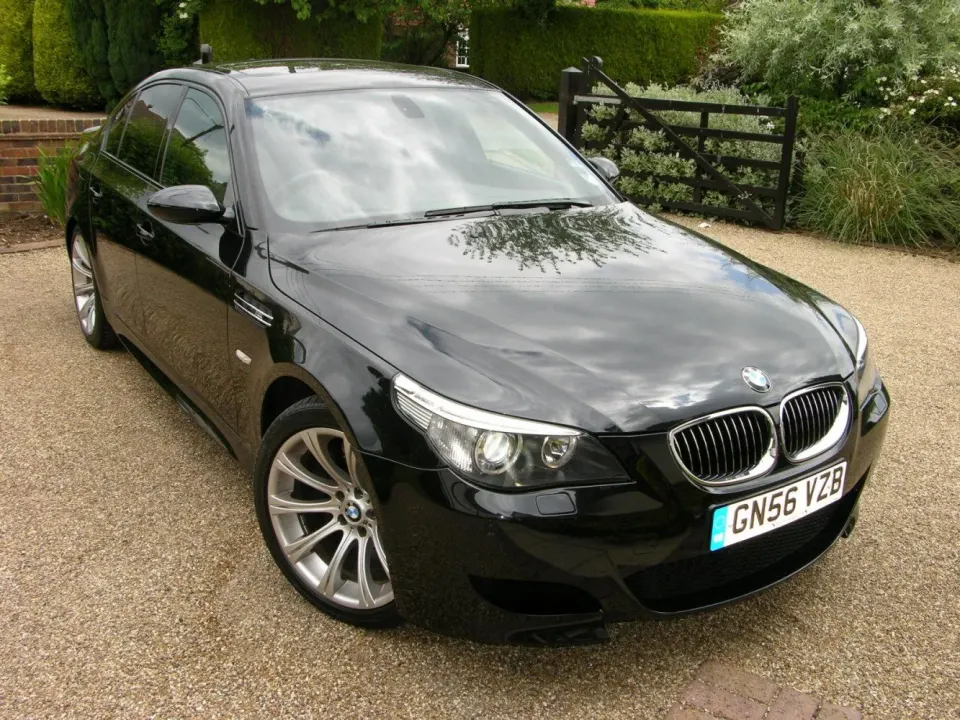 Sidabrinis BMW 5 serijos sedanas