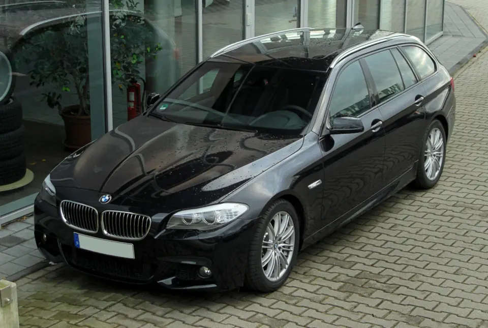 Tamsus BMW 5 serijos universalas