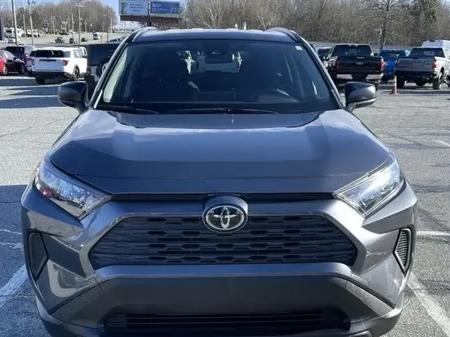 Pilkas Toyota RAV4 iš priekio
